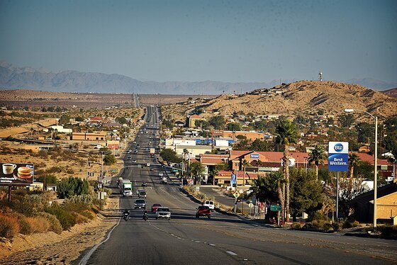 Image of a Mojave Desert town like the setting of this novel
