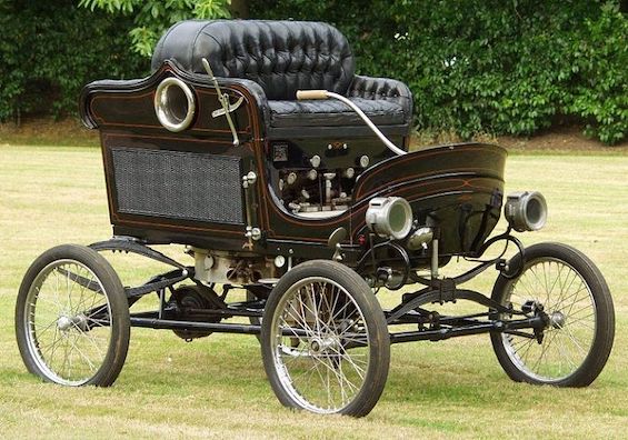 Photo of a 1901 Stanley Steamer, a bestselling car before Henry Ford