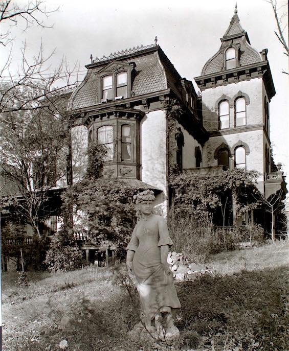 Photo of a Victorian mansion like the one that figures centrally in this 1940s noir novel