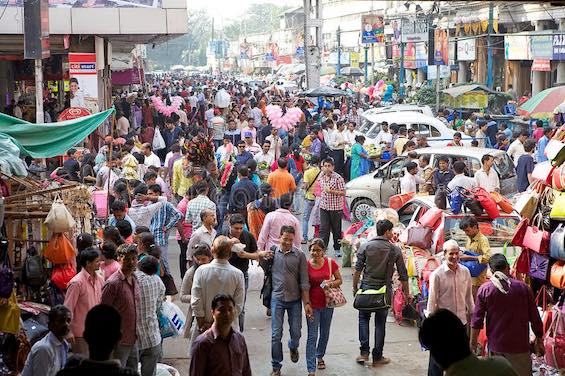 Crowd scene in an Indian big city market, so India's diversity is displayed