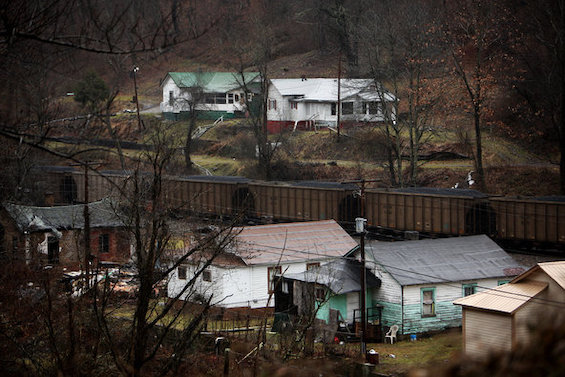 Photo of homes in Appalachia like those portrayed in this novel about the drug epidemic
