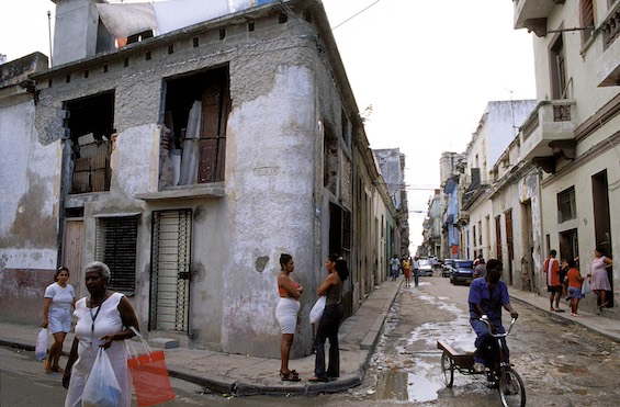 Photo of street scene in Havana in the 1990s, when Inspector Rotnikov visits in this novel about a Russian serial killer