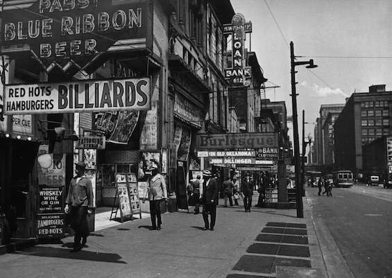 Photo of Chicago street scene, like th setting of this novel about a quest to solve a murder