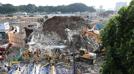 Photo of a South Korean building collapse like the one in this novel about a battle against corruption