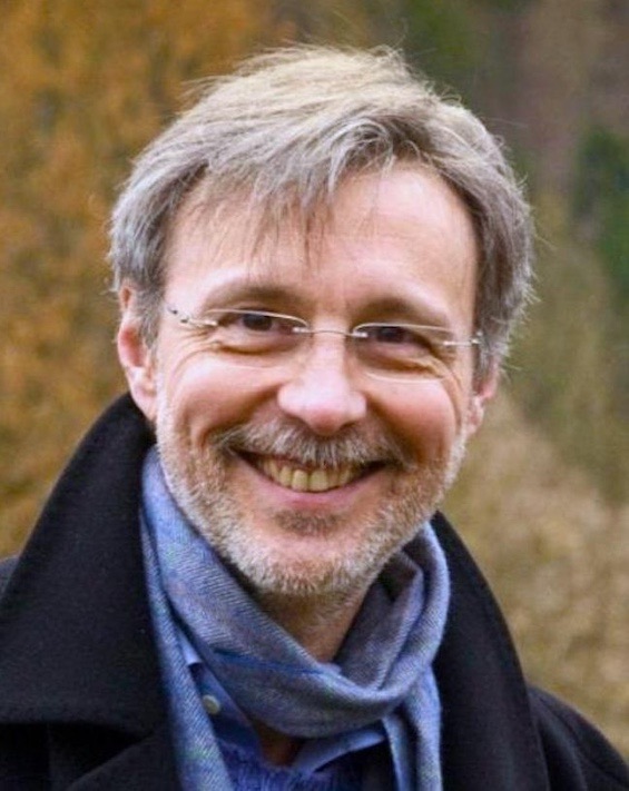 Photo of Thom Hartmann, author of this new takedown of Donald Trump