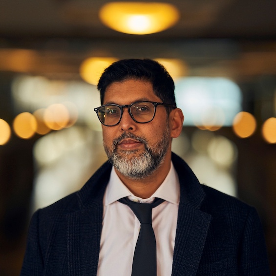 Photo of Abir Mukherjee, author of this Wyndham and Banerjee mystery