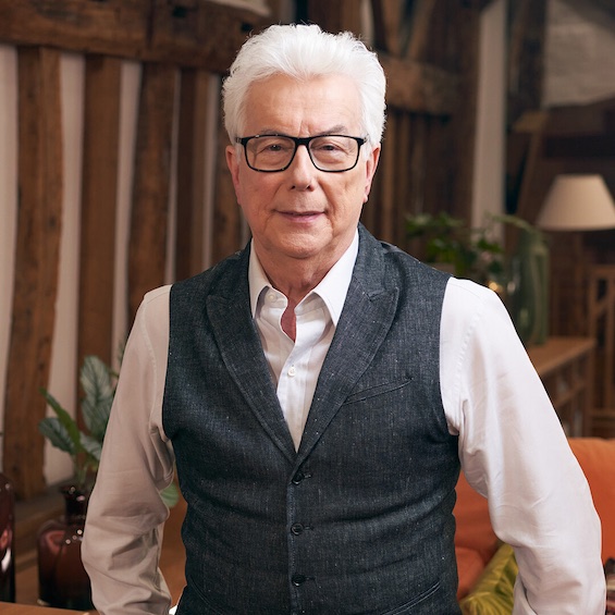 Photo of Ken Follett, author of this novel of the major events of the 20th century