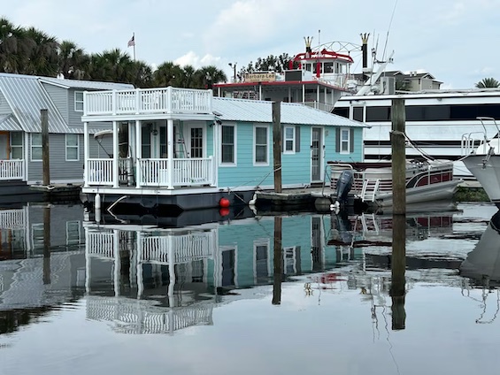 introducing Travis McGee, who lives on a Florida houseboat