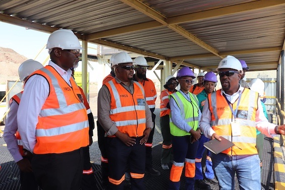 Photo of Botswanan diamond miners, key figures in the worldwide diamond trade