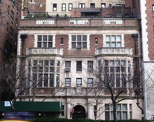 Photo of a Park Avenue mansion, like the one in this novel where a clever financial fraud unfolds