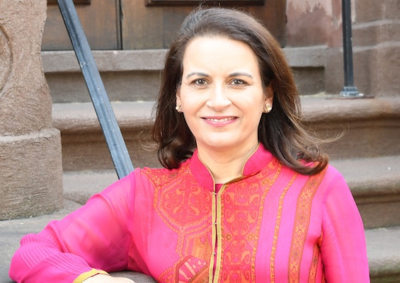 Photo of Sujata Massey, author of this novel set in early Bollywood