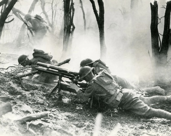 Photo of American gun crew in WWI like the World War I American soldiers in this book
