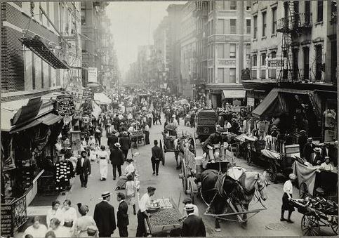 Photo of crowding on NYC's Lower East Side, site of the origin of organized crime