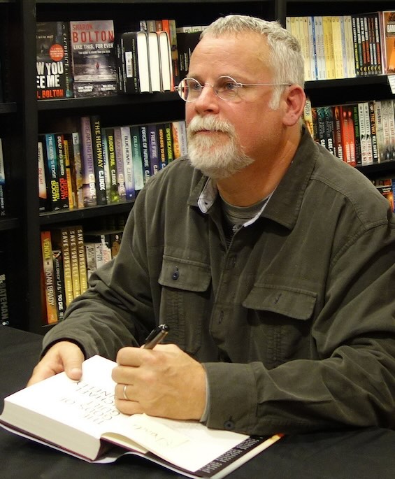 Photo of Michael Connelly, author of this novel about the Lincoln Lawyer's AI lawsuit