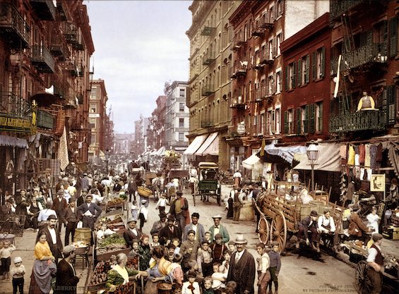 Street scene in New York City around 1900
