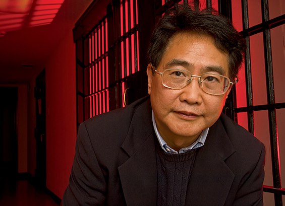 Photo of Qiu Xiaolong, author of this Chinese police procedural