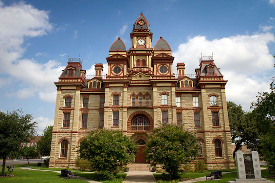 Photo of a Texas county courthouse, where the action unfolds in this John Grisham novel