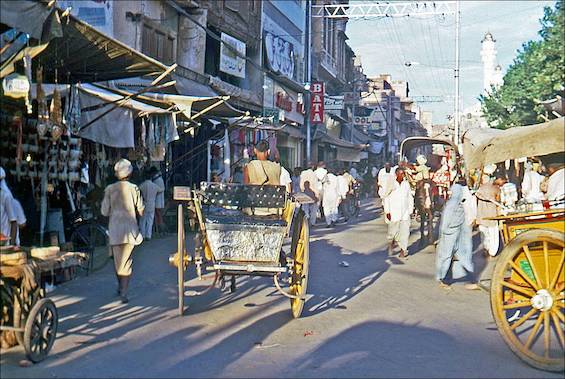 Photo of a street scene in Lahore, Pakistan, in 1970, a tumultuous time in Pakistani history