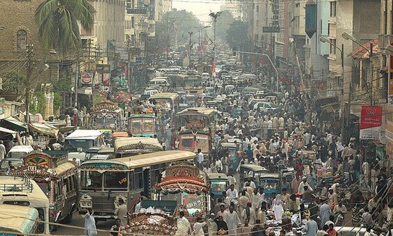 Image of a Karachi street scene, where one of the two Muslim immigrant teenagers in this novel is raised